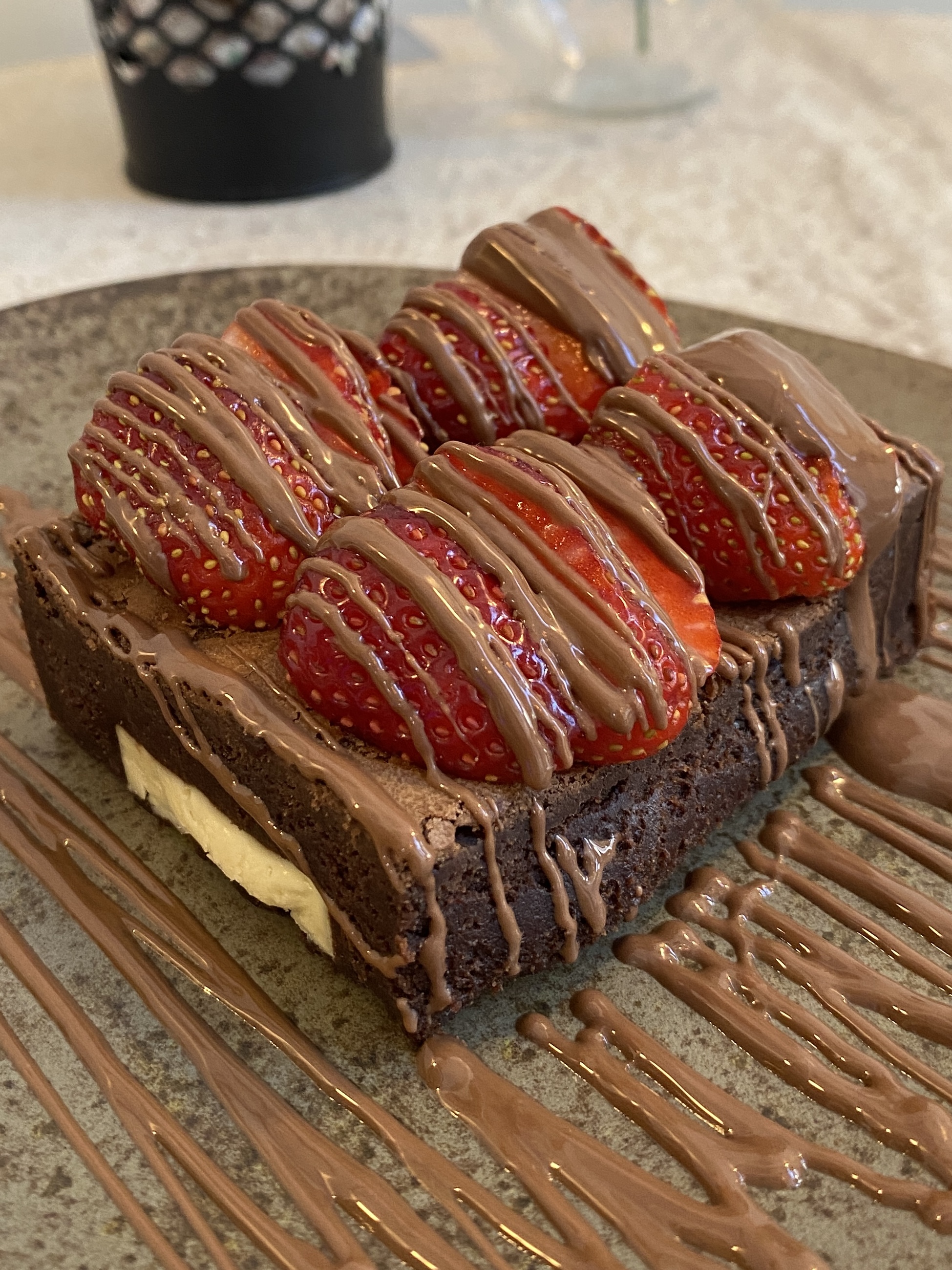 Çilek süslemeli brownie resmi